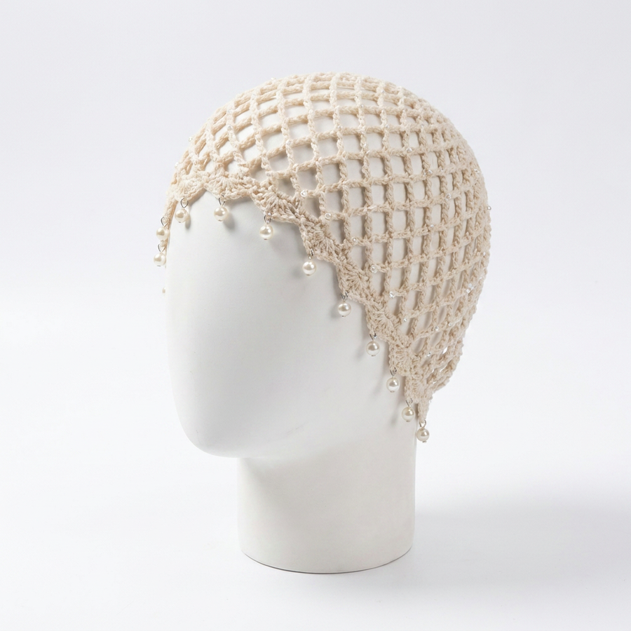 Bonnet en crochet orné de perles