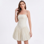 Robe courte à taille en V et jupe boule