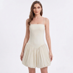 Robe courte à taille en V et jupe boule
